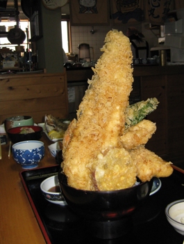 倒れそうな程大きな穴子丼です