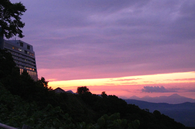 ウインザードホテルの中庭からみた夕景