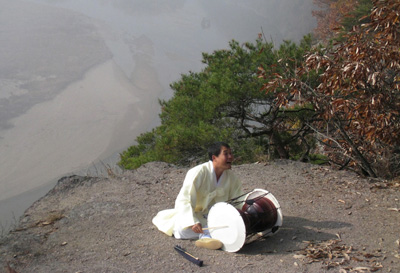 アリラン（哀愁歌）を歌う歌手に遭遇。