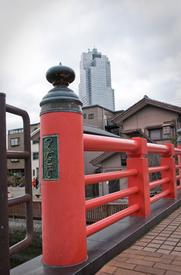 佃橋から高層ビルを眺めると・・・