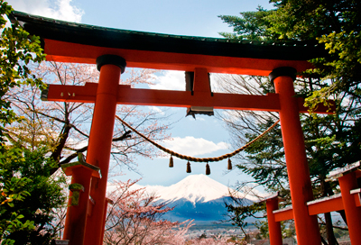 浅間神社の鳥居をフレームにして・・・2014.4.23撮影