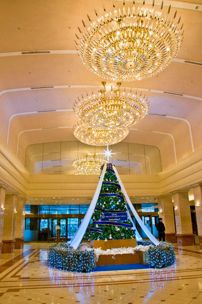 京王プラザホテル正面のクリスマスツリー