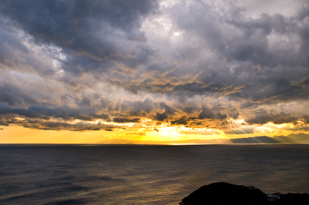 江ノ島の展望台から見たドラマチックな夕景