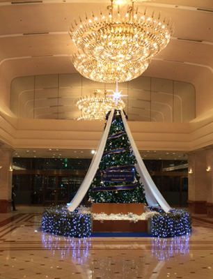 京王プラザホテルロビーのクリスマスツリー