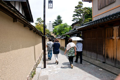 武家屋敷跡を歩く生徒さん