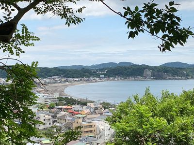 長谷寺から由比ヶ浜を一望