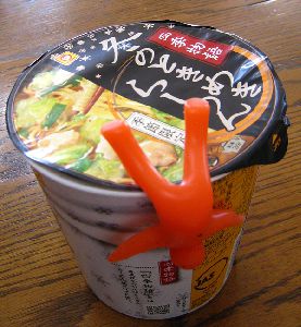 カップラーメンのフタ抑え