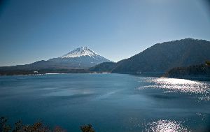 本栖湖から見る富士山